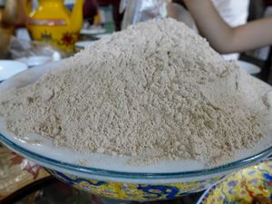 중국 청두의 티베트 식당 테이블에 놓인 준비되지 않은 참파 한 그릇