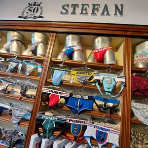 독일 하노버 홍등가의 한 부티크에서 보호대 없이 다양한 종류의 작스트랩을 남성용 패션 속옷으로 선보이고 있다.