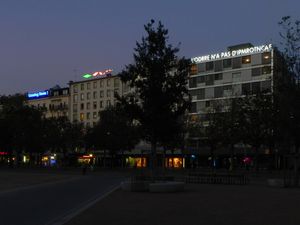 The Neon Parallax: 공공 장소를 위해 특별히 디자인된 발광 예술 작품