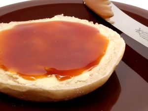 장미 열매 잼이 올려진 빵