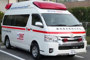 DMAT로 재해 출동한 의료기관의 구급차(가고시마 DMAT)