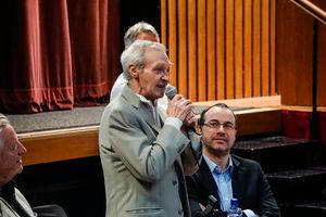 2015년 버밍엄 6인의 패디 힐. 그는 오심에 맞서 싸우는 옹호자로서 청중에게 연설하는 모습이 보인다.