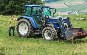 스위스에서 Quicke Q35 전면 로더 부착 장치를 장착한 뉴 홀랜드 T5070 트랙터