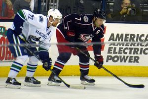 존슨(오른쪽)이 2013년 10월 다니엘 세딘과의 페이스오프를 위해 정렬하고 있다.