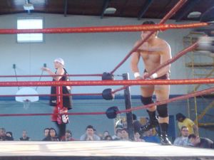 에반스 (왼쪽)가 Generation Next 파트너 로데릭 스트롱과 함께 링에 입장하는 모습