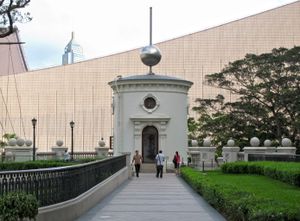 2010년 보존된 모습의 신호탑. 그 뒤로 홍콩문화센터가 보인다