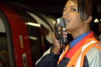 런던 지하철 직원이 뱅크 역에서 RPA01 무선 마이크를 사용하여 롱 라인 PA 시스템 안내 방송을 하고 있다.