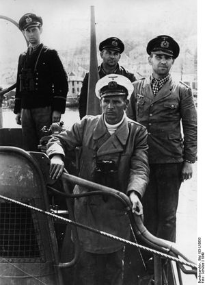 U보트 승무원들. 제모에 흰색 커버를 씌운 앞쪽 인물은 함장