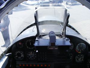 유리판 결합기와 그 아래 볼록 집광 렌즈가 있는 PZL TS-11 Iskra 제트 훈련기에 장착된 HUD