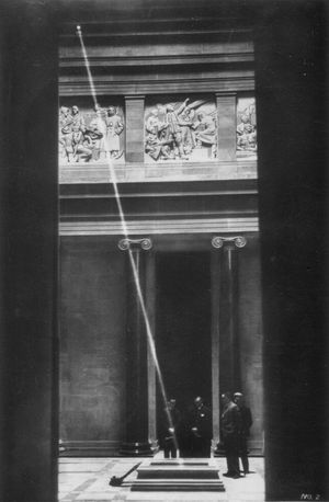 1940년경, 11월 11일 오전 11시에 기념비의 돌에 햇빛이 비추는 모습