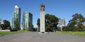 기념관의 위령탑과 불멸의 불꽃