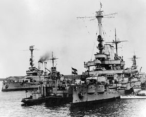 항구에 정박한 독일 전함 슐레지엔과 슐레스비히-홀슈타인. 두 함선 모두 제2차 세계 대전에 참가했다.