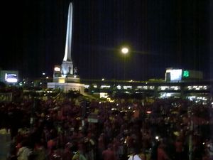 레드 셔츠 시위대가 2009년 전승기념탑 주변에 모여 있다