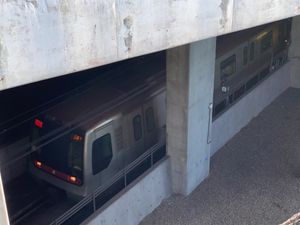 LOHAS Park 입구를 통과하는 로템 EMU 열차