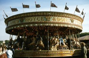 회전 관람차(일명 회전목마)는 전통적인 놀이기구로, 종종 축제에서 볼 수 있다.