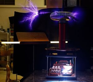 여러 형태의 전기적 절연 파괴를 보여주는 테슬라 코일.