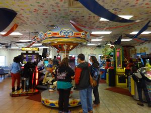 미국 게임센터의 한 예시 (2015년)