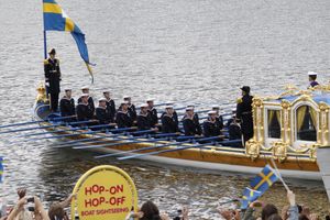 왕실 예인선 Vasaorden에서 정복을 착용한 두 명의 장교. 스웨덴 해군에서 정복은 Vasaorden에 복무하는 해군 장교로 제한된다.