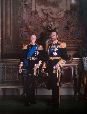 1914년 정식 해군 군복을 입은 웨일스 공 (해군 중위, 왼쪽)과 조지 5세 국왕(함대 제독, 오른쪽).