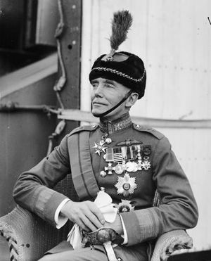 항공 부원수 필립 게임의 정복, 1930년경. 당시 영국 공군의 정복에는 제1차 세계 대전에서 사용된 헬멧과 유사한 머리 장식이 포함되었다.