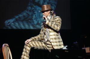 싱가포르 콘서트에서 노래하는 정사오추