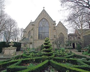 정원에서 바라본 성모교회. Tradescant와 BlighSt의 무덤이 왼쪽에 보이는데 코우드 인조석을 이용해 빵나무열매 모양으로 비석의 머리를 장식했다.