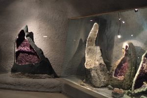 매우 큰 자수정과 일반 석영 결정