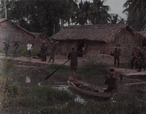 1964년 7월 22일 쯔엉티엔성 비탄 인근에서 매복 공격을 받은 후 삼판선으로 이송되는 제1대대 31보병연대 소속 전사한 소위