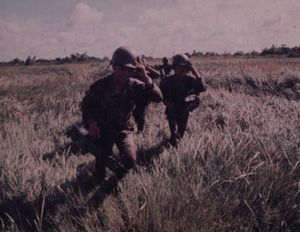 1970년, 사단 병사들이 대기 중인 헬기로 달려가는 모습