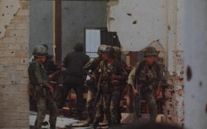 1969년 2월 26일, ARVN 제5기병대 병사들이 빈호아에서 숨겨진 PAVN을 찾기 위해 집집마다 수색하고 있다.