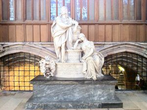 요크 민스터에 있는 제2대 로킹엄 후작의 장례 기념비