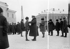 아이언사이드가 1919년 아르한겔스크에서 영국군에게 훈장을 수여하고 있다.