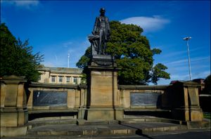 암스트롱 동상, 뉴캐슬어폰타인, 그가 자금 지원을 도운 Great North Museum: Hancock 앞에 위치