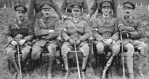 오른쪽부터: 로렌스 코스그레이브, 브룩, 에드워드 모리슨, 앤드루 맥노튼, 제1차 세계 대전 중