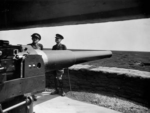 1940년 8월 6일, 북부 사령부를 방문하여 로널드 아담 장군(오른쪽)과 함께 6인치 해안 방어포를 살펴보는 앨런 브룩 육군 원수 (왼쪽).