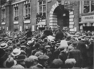 런던 화이트홀에 있는 징병 사무실을 포위한 젊은이들