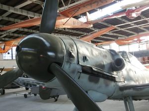 Bf 109 G-6. 스피너를 통해 돌출된 20mm 배럴, 카울링의 좌현 13mm 기관총 및 조종석 앞의 Beule(“혹/팽창”).