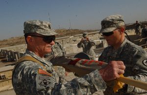 이라크 순환전개를 마치고 귀국하기 전, 부대기 수납 의식을 하는 제1169공병단 단장과 주임원사