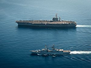 니미츠는 이탈리아 구축함 프란체스코 밈벨리와 함께 지중해에 있었다(2013년 10월 26일)