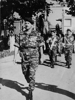 1962년 8월 26일 프랑스 카스트르로 귀환하여 위장복을 입고 행진하며 노래하는 제13RDP 지휘관 라리유 장