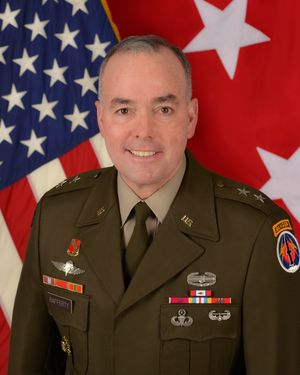 존 L. 라파티 주니어 소장, 제56포병사령관.