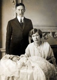 1923년 부모와 함께 있는 아기 조지 래슬스