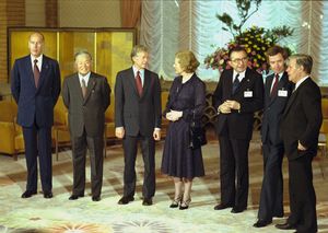 경제 정상회의에 참석한 세계 지도자들의 단체 사진 (왼쪽부터): 프랑스 (발레리 지스카르 데스탱), 일본 (오히라 마사요시), 미국 (지미 카터), 영국 (마거릿 대처), 이탈리아 (줄리오 안드레오티), 캐나다 (조 클라크), 서독 (헬무트 슈미트)