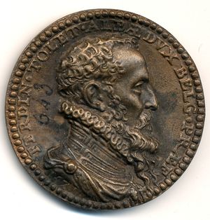 1571년 그의 승리를 기념하여 황금 양모 훈장을 착용한 알바 공작의 청동 메달 앞면. 라틴어로 "FERDIN[andus] • TOLET[anus] • ALBÆ • DUX • BELG • PRÆF[ectus]"가 새겨져 있는데, 이는 "페르난도 데 톨레도 알바 공작, 네덜란드 총독"을 의미한다.