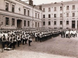 1905년 4월 9일, 크라스노예 셀로 훈련으로 마지막 출동하기 전 근위대 막사 안뜰에서 열린 핀란드 근위 소총대대의 기도회