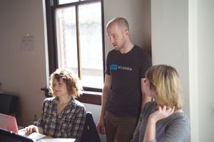 2016년 오리건주 포틀랜드에서 열린 예술+페미니즘 편집 마라톤에 참석한 무어