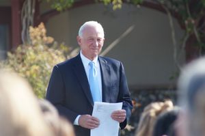 2012년 샌디에이고 아동 센터 졸업식에서 연설을 기다리는 시장