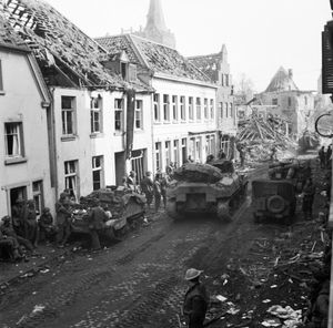 제43 (웨섹스) 사단이 1945년 3월 11일 크산텐을 통과하고 있다.