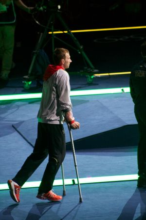 부상당한 바흐만이 2012년 하계 올림픽 동메달 결정전을 지켜보고 있다.