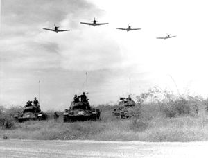미국 항공기, 보병 및 장갑차 부대가 베트남 전쟁 중 함께 작전 수행